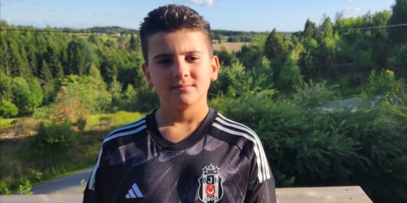 Türk bayrağını görünce duygulanan gurbetçi çocuğun görüntüsü sosyal medyada ilgi gördü