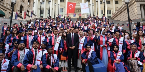 Türkiye Bursları kapsamında eğitim alan uluslararası öğrenciler için mezuniyet töreni düzenlendi