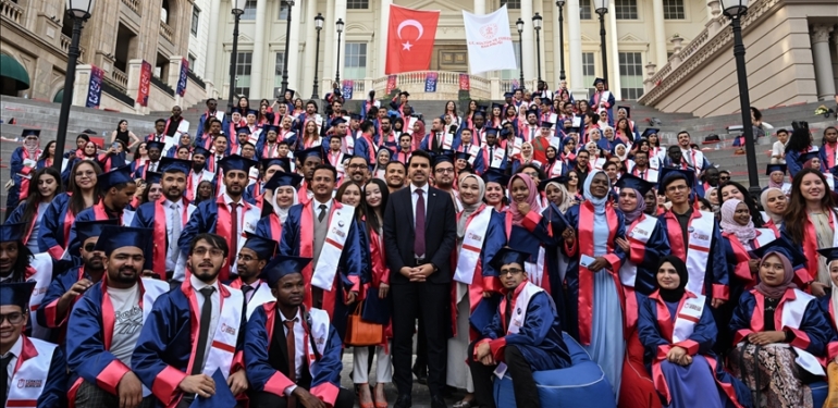 Turkiye-Burslari-kapsaminda-egitim-alan-uluslararasi-ogrenciler-icin-mezuniyet-toreni.jpg