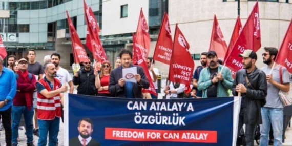 Tutuklu TİP Milletvekili Can Atalay için Londra'da oturma eylemi yapıldı