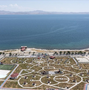 Van-Golu-kiyisina-insa-edilen-millet-bahcesi-acildi.jpg