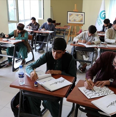 Yunus-Emre-Enstitusu-Afganistan039da-kaybolmaya-yuz-tutan-sulus-hat-sanatini.jpg