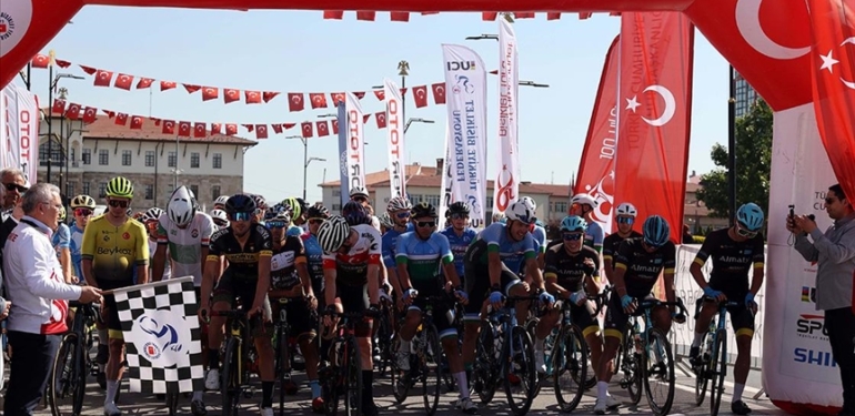 100-Yil-Cumhuriyet-Bisiklet-Turu-Sivas039ta-basladi.jpg