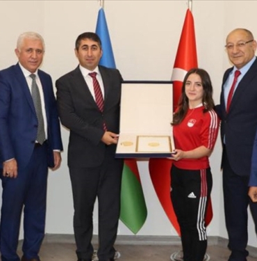 Azerbaycan-Cumhurbaskani-Aliyev039den-milli-halterci-Cansu-Bektas039a-ozel-madalya.jpg