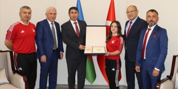 Azerbaycan Cumhurbaşkanı Aliyev'den milli halterci Cansu Bektaş'a özel madalya