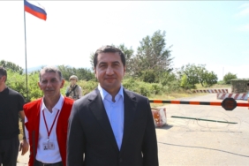 Azerbaycan039in-Karabag039daki-Ermeniler-icin-gonderdigi-yardim-tirlari-Rus-guclerinin-kontrol.jpg