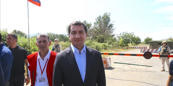 Azerbaycan'ın Karabağ'daki Ermeniler için gönderdiği yardım tırları, Rus güçlerinin kontrol noktasında bekliyor