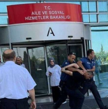 Bakanligin-onunde-‘acim-diyen-yurttas-gozaltina-alindi.jpg