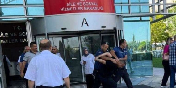 Bakanlığın önünde ‘açım’ diyen yurttaş gözaltına alındı