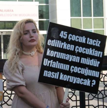 Cinsel-istismara-karsi-tek-basina-eylem-yapan-Cetiner-Cumhuriyete-konustu.jpg