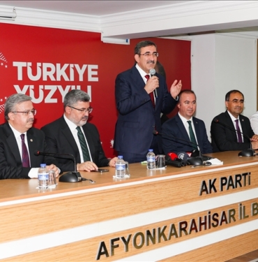 Cumhurbaskani-Yardimcisi-Yilmaz-Belediyeyi-hizmet-icin-bir-arac-olarak-gorenler.jpg