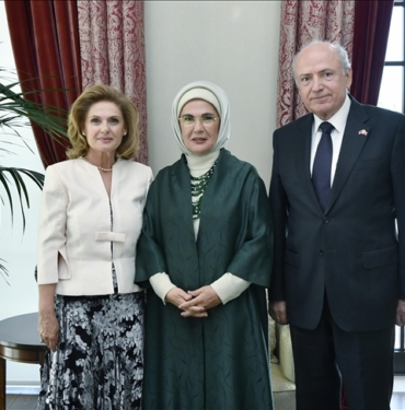 Emine-Erdogan-eylulde-gorev-sureleri-dolacak-buyukelciler-ve-esleriyle-bir.jpg