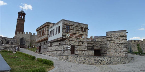 Erzurum'un "kültür ve sanat evi" ziyaretçilerini tarihi yolculuğa çıkarıyor