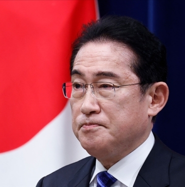 Japonya-Basbakani-quotradyoaktif-suquot-endiselerini-gidermek-icin-deniz-mahsulu-tuketti.jpg