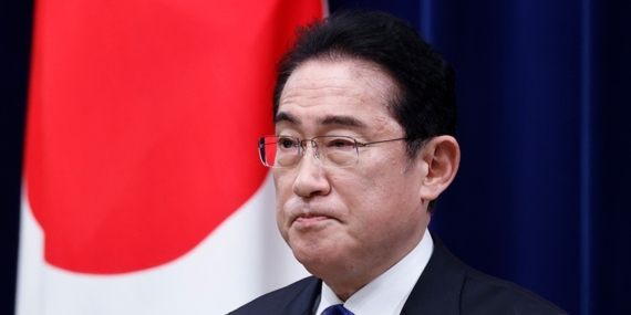 Japonya Başbakanı "radyoaktif su" endişelerini gidermek için deniz mahsulü tüketti