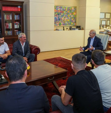 Kilicdaroglu-2016039da-ISID039in-sehit-ettigi-er-Fethi-Sahin039in-ailesiyle-bir.jpg