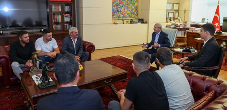 Kilicdaroglu-2016039da-ISID039in-sehit-ettigi-er-Fethi-Sahin039in-ailesiyle-bir.jpg