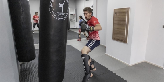 Milli sporcu olma hayaliyle gündüz sanayide akşam spor salonunda ter döküyor