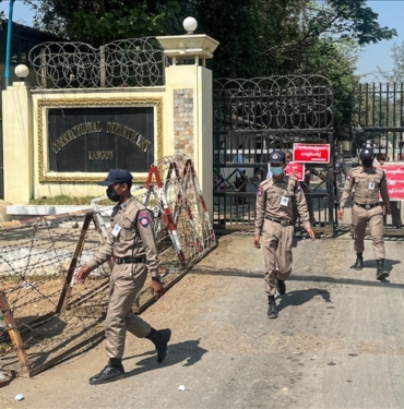 Myanmar039daki-askeri-yonetim-ulkedeki-protestolari-bitirmek-icin-kadin-ve-cocuklari.jpg