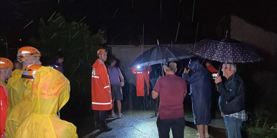 Rize'de şiddetli yağış nedeniyle 2 ev tedbir amacıyla boşaltıldı
