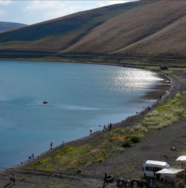 Sicaktan-bunalanlar-2-bin-241-rakimli-Balik-Golu039ne-kamp-kuruyor.jpg