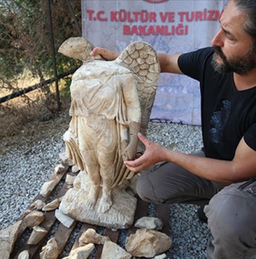 Syedra-Antik-Kenti039nde-yaklasik-1800-yillik-quotzafer-tanricasiquot-heykeli-bulundu.jpg