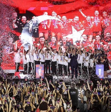 1693854756_quotFilenin-Sultanlariquot-Avrupa-sampiyonlugunu-vatandaslarla-birlikte-kutladi.jpg