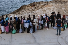 Akdeniz039deki-Italyan-adasi-Lampedusa039ya-duzensiz-gocmenler-gelmeye-devam-ediyor.jpg