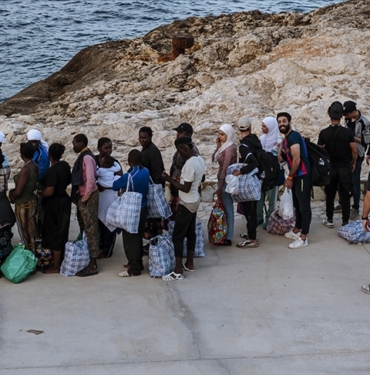 Akdeniz039deki-Italyan-adasi-Lampedusa039ya-duzensiz-gocmenler-gelmeye-devam-ediyor.jpg