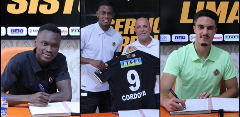 Alanyaspor-kadrosuna-kattigi-3-oyuncu-icin-imza-toreni-duzenledi.jpg