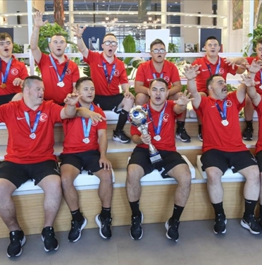 Avrupa-sampiyonu-Down-Sendromlu-Futsal-Milli-Takimi-Anadolu-Ajansini-ziyaret.jpg