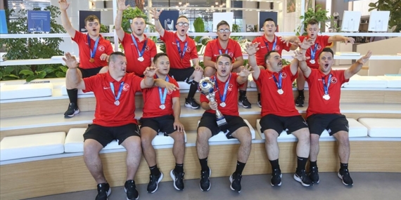 Avrupa şampiyonu Down Sendromlu Futsal Milli Takımı, Anadolu Ajansını ziyaret etti