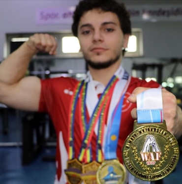Avrupa-ve-dunya-bilek-guresi-sampiyonu-para-milli-sporcu-yeni.jpg