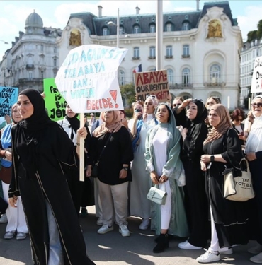 Avusturya039da-Fransa039daki-okullarda-uygulanan-abaya-yasagi-karsiti-gosteri-duzenlendi.jpg