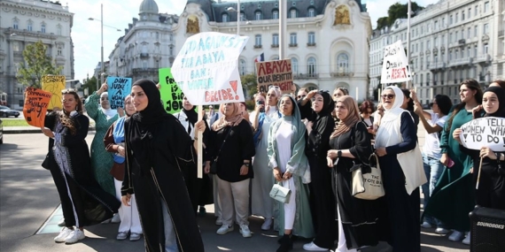 Avusturya'da, Fransa'daki okullarda uygulanan abaya yasağı karşıtı gösteri düzenlendi