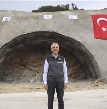 Bakan-Uraloglu-T1-tuneli-insaatiyla-dunyaya-Turk-muteahhitlik-sektorunun-ne.jpg