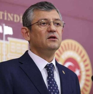 CHP-Genel-Baskanligi-icin-adayligini-aciklayan-Ozgur-Ozelden-video-Arkanizda.jpg