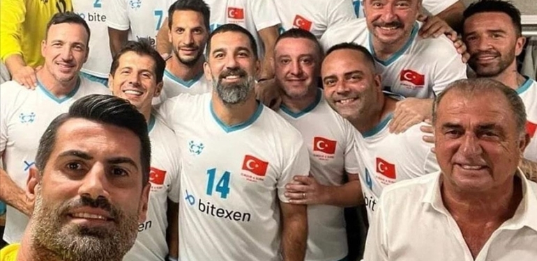 EURO-2008039deki-Turkiye-Isvicre-macinin-oyunculari-depremzedeler-yararina-sahaya-cikti.jpg