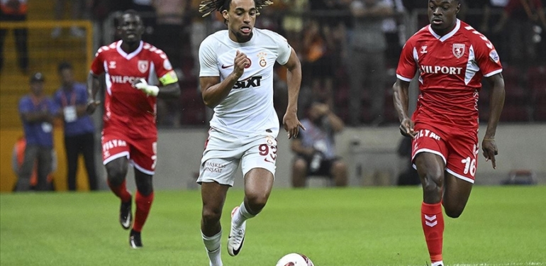 Galatasaray-yenilmezlik-serisini-16-maca-cikardi.jpg
