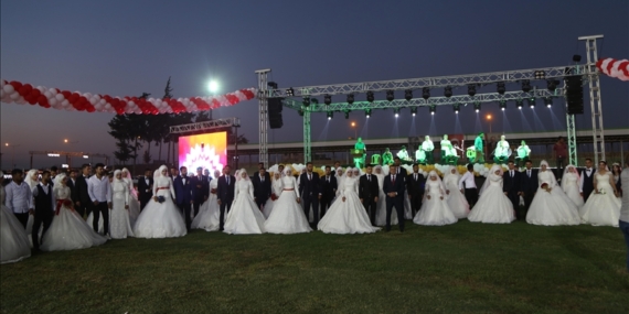 Hatay'da 100 depremzede çift için toplu nikah töreni yapıldı