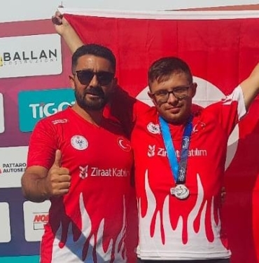 Ozel-sporcu-milli-atlet-Emirhan-Akcakoca039dan-Avrupa-Sampiyonasi039nda-dunya-rekoru.jpg
