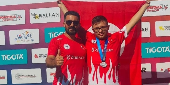 Özel sporcu milli atlet Emirhan Akçakoca'dan Avrupa Şampiyonası'nda dünya rekoru