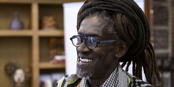 Senegalli sanatçı Cheikh Lo, farklı tarzları harmanladığı müziğiyle Afrika müziğini etkiliyor