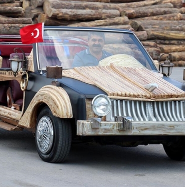 Sivasli-baglama-ve-mobilya-ustalarinin-ahsapla-kapladigi-otomobil-ilgi-odagi.jpg