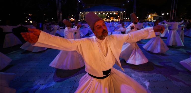 Sultanahmet039te-yaklasik-750-semazen-sema-gosterisi-sundu.jpg