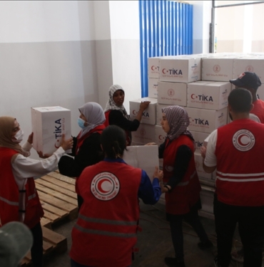 TIKA-Libya-Kizilayi039na-afetzedeler-icin-5-bin-gida-kumanyasi-teslim.jpg