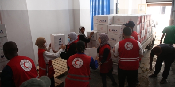 TİKA, Libya Kızılayı'na afetzedeler için 5 bin gıda kumanyası teslim etti