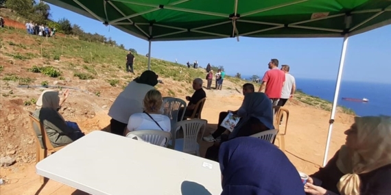 Trabzon'da deniz manzaralı alandaki mezar yerlerinin satışı öncesi yoğunluk yaşandı