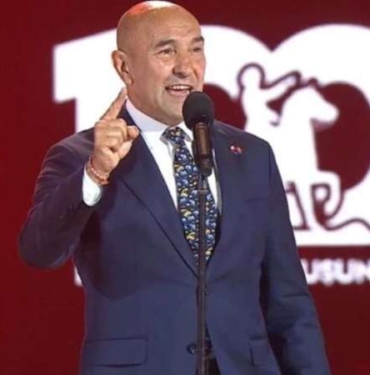 Tunc-Soyer-Cumhuriyet-icin-kaleme-aldi-Izmirin-zafer-yuruyusu.jpg