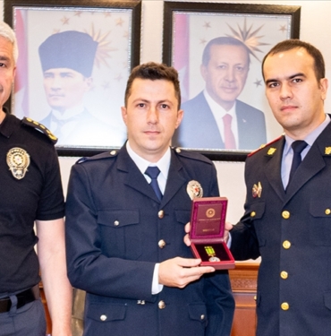 Turkiye-Ermenistan-macinda-Azerbaycan-bayragina-saygi-gosteren-Turk-polis-memuruna-madalya.jpg